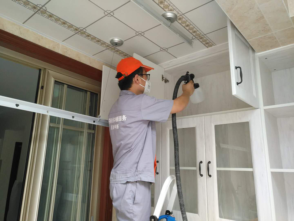 陽臺(tái)木柜隔檔全方位噴涂治理 陽臺(tái)木柜隔檔全方位噴涂治理